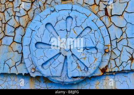 Nahaufnahme der blau lackierten Lüftung Schlitz auf Blech Verkleidung mit Netz der Lack abplatzt. Stockfoto