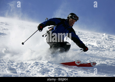 Skifahrer, die bergab auf Mount Hood in Oregon in den Vereinigten Staaten Stockfoto