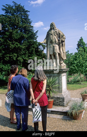 Besucher vor der Statue von Sir Hans Sloane Chelsea Physic Garden Chelsea London Stockfoto