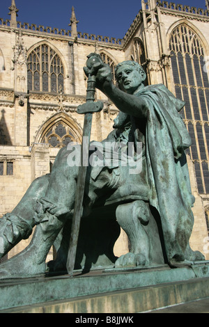 City of York, England. Philip Jackson geformt Constantine das große in der Nähe der South Querschiff des York Minster befindet. Stockfoto