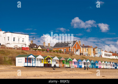 Menschen zu Fuß entlang der Strandpromenade Southwold an einem schönen Tag Stockfoto