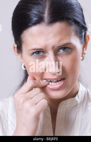 Frau mit Zahnschmerzen Blick in die Kamera Stockfoto