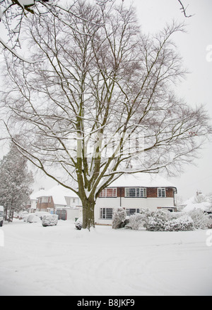 eine verschneite Vorstadt Straßenszene in Thames Ditton Surrey UK Februar 2009 Stockfoto