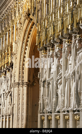 City of York, England. Das York Minster und zentralen Turm der Kathedrale, mit dem Norden und Süden Querschiff und Kirchenschiff Dach. Stockfoto