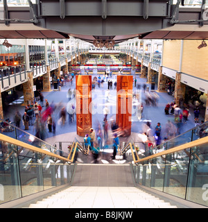 Küsten-Salish willkommen Figuren YVR Vancouver International Airport, Terminal, Richmond, BC, Britisch-Kolumbien, Kanada Stockfoto