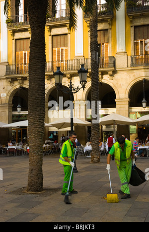Straßenreinigung am Placa Reial Platz im Barri Gotic Bezirk von Barcelona Spanien Europa Stockfoto