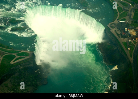 Blick auf den Horseshoe Falls in Niagara aus einem Hubschrauber in Kanada Stockfoto