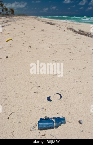 Plastikmüll angeschwemmt am weißen Sandstrand in der Nähe von Tulum Mexiko. Stockfoto