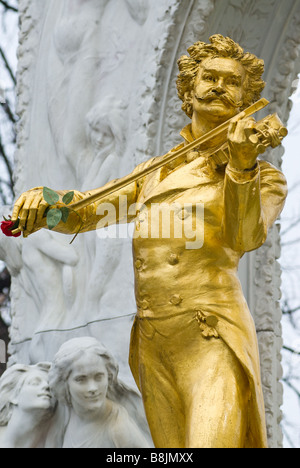 das berühmte goldene Denkmal von Johann Strauss im Wiener Stadtpark im ersten Wiener Gemeindebezirk befindet sich Stockfoto