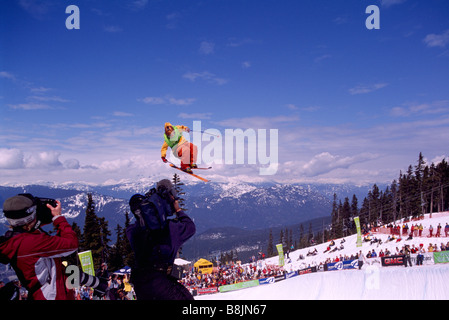 Whistler, BC, Britisch-Kolumbien, Kanada - A Freestyle Skifahrer im Wettbewerb beim Superpipe-Wettbewerb in der Halfpipe am Blackcomb Mountain Stockfoto