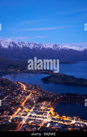 Dämmerung über Queenstown und Lake Wakatipu Südinsel Neuseeland Stockfoto