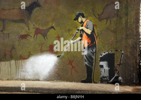 Banksy ironische Jet-Wash-Höhlenmalerei beim Cans Festival, Waterloo, London. Banksy ist eine pseudonyme Straßenkünstlerin und politische Aktivistin Stockfoto