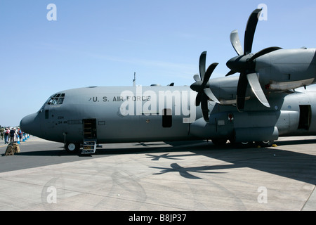 Vorderen Rumpf und Triebwerken der United States Air Force CC 130J Hercules Flugzeug RIAT 2005 RAF Fairford Stockfoto