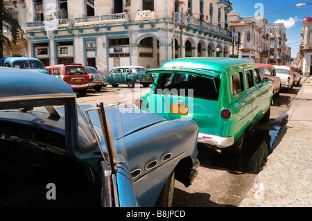 Klassische amerikanische Oldtimer parkten in einer Straße von Alt-Havanna Stockfoto