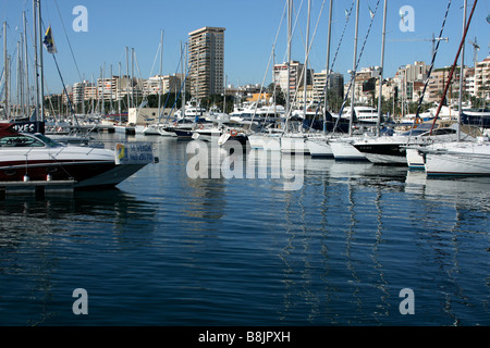 die Boote im Hafen von alicante Stockfoto