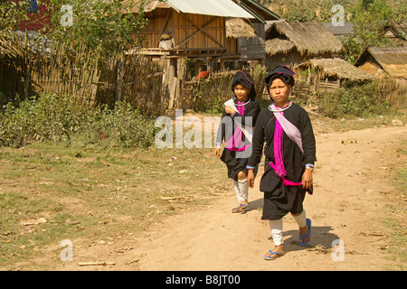 Lanten Mädchen in Tracht, Dorf Ban Nam Lu, Namtha Provinz, Laos Stockfoto