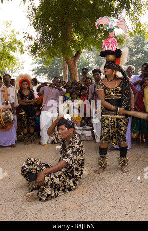 Indien-Tamil Nadu Madurai Thiruchuli Dorf Erntefest mit verbundenen Augen Tänzerin brechen Kokosnuss auf mans Kopf Stockfoto