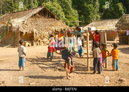 Akha Kinder spielen im Bergvolk Dorf, Namtha Region des nördlichen Laos Stockfoto