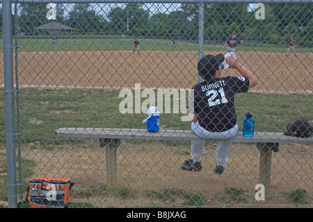 Little League Baseball-Spieler trinkt Wasser sitzen auf Bank, Ohio USA Sport trinken Stockfoto