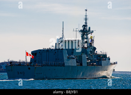 Halifax-Klasse Fregatte HMCS ST. JOHN (FFH-340) fährt Halifax Hafen. Stockfoto