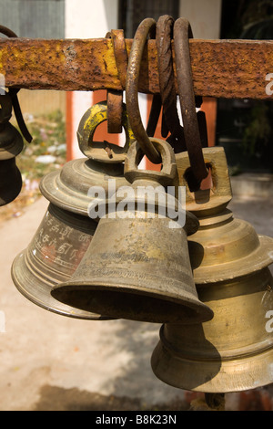 Indien Tamil Nadu Madurai Thiruchuli Dorf Hindutempel Cluster von kleinen Messing-Glocken Stockfoto