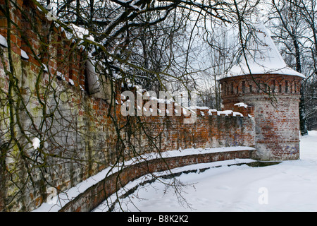 Alten Kloster Brickwall winter Szene am Sonnenuntergang. Stockfoto