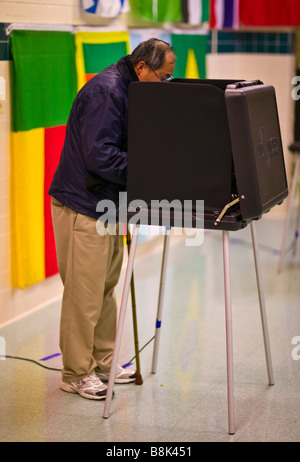 FAIRFAX COUNTY, VIRGINIA USA - Wähler bei Umfragen während Präsidentenwahl 4. November 2008. Stockfoto