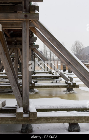 Zugefrorenen Fluss Brücke hölzerne Piers Bau Blick. Stockfoto