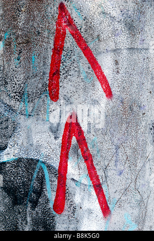 Zwei rote Pfeile nach oben im Graffiti-Stil-Malerei. Stockfoto