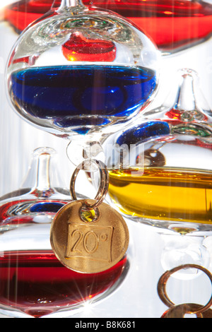 Detail von einem Galileo-Thermometer. Tag zeigt zwanzig Grad Celsius Stockfoto
