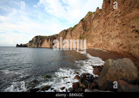 Blick auf einen vulkanischen Strand mit schwarzem Sand auf der karibischen Insel Saba auf den niederländischen Antillen Stockfoto