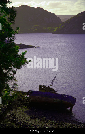 Ruinierte fischtrawler am Ufer des Loch. diabaig Lower diabaig, Wester Ross, Highlands, Schottland Stockfoto