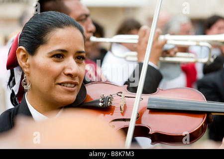 Mariachi-Band spielt bei einer Hochzeit in Quinta Avenue Playa del Carmen Mexiko Stockfoto