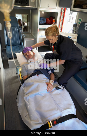 Sanitäter mit Patienten in Ambulanz Stockfoto
