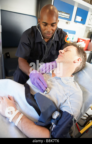 Teilnahme an Patienten im Krankenwagen Sanitäter Stockfoto