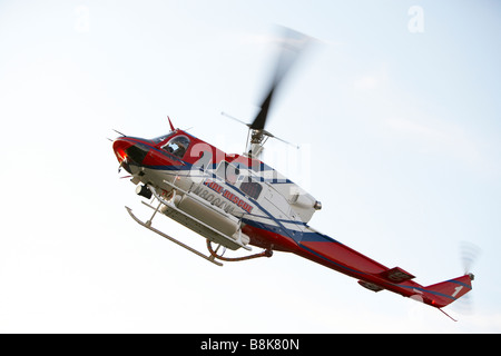 Niedrigen Winkel Ansicht der Medevac-Hubschrauber im Flug Stockfoto