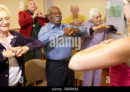 Ältere Erwachsene in einer Dehnung Klasse Stockfoto