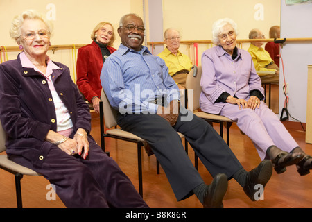 Ältere Erwachsene in einer Dehnung Klasse Stockfoto