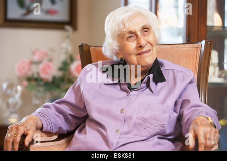 Ältere Frau Entspannung in Stuhl Stockfoto