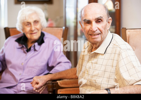 Älteres Paar in Sesseln entspannen Stockfoto