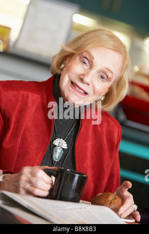 Ältere Frau trinkt Tee Stockfoto