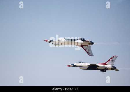 Zwei USAF Thunderbirds stunt-Piloten fliegen in engen Formation (eine ist auf dem Kopf stehend). Stockfoto