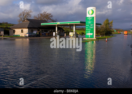 Hochwasser an einer Tankstelle, Kendal, Cumbria Stockfoto