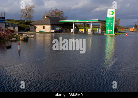 Hochwasser an einer Tankstelle, Kendal, Cumbria Stockfoto