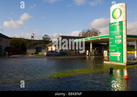 Hochwasser an einer Tankstelle, Kendal, Cumbria Stockfoto
