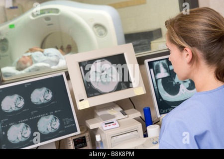 Scannen Sie Krankenschwester Überwachung Patient mit einer Computertomographie Axial (CAT) Stockfoto