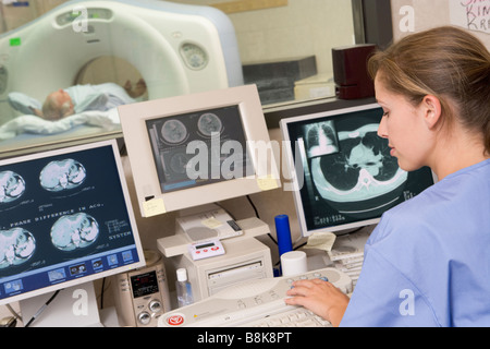 Scannen Sie Krankenschwester Überwachung Patient mit einer Computertomographie Axial (CAT) Stockfoto