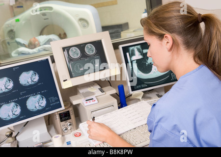 Scannen Sie Krankenschwester Überwachung Patient mit einer Computertomographie Axial (CAT) Stockfoto