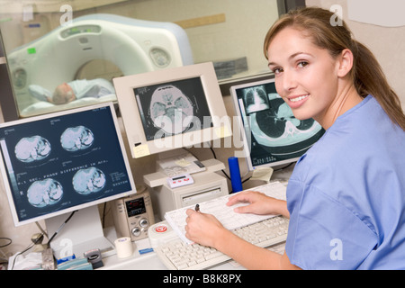 Scannen Sie Krankenschwester Überwachung Patient mit einer Computertomographie Axial (CAT) Stockfoto