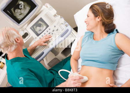 Arzt den Patienten einen Ultra-Sound Stockfoto